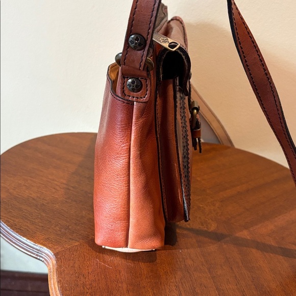 Patricia Nash  leather Crossbody bag cut out leather trim  brown large front poc - Picture 4 of 13